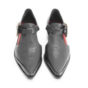 BUCKLED T-STRAP SHOE